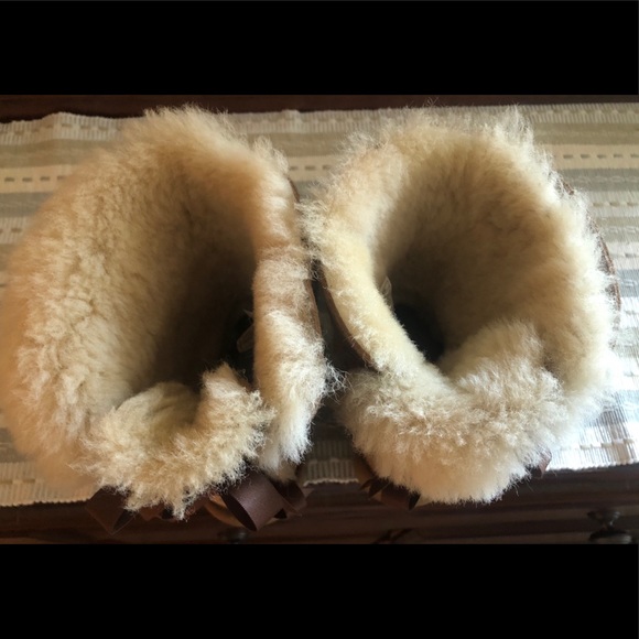 UGG BAILEY BOW BOOTS ✨ - Picture 2 of 4